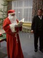 der Weihnachtsmann liest aus seinem Buch